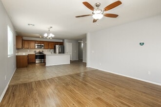 8822 W Pioneer St in Tolleson, AZ - Foto de edificio - Building Photo