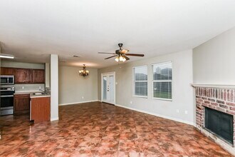 517 Creekbend St, Unit r3 in Crowley, TX - Foto de edificio - Building Photo