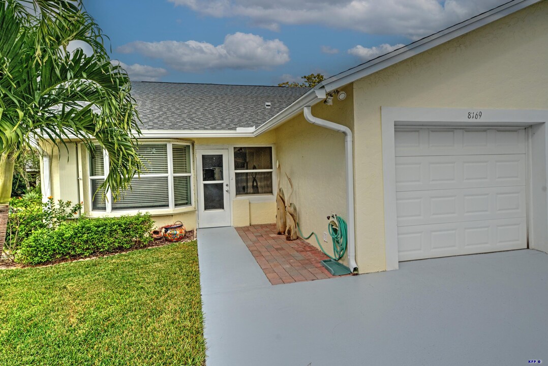 8169 SE Fox Hill Pl in Hobe Sound, FL - Building Photo