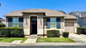 643 W Casanova Ln in Clovis, CA - Building Photo