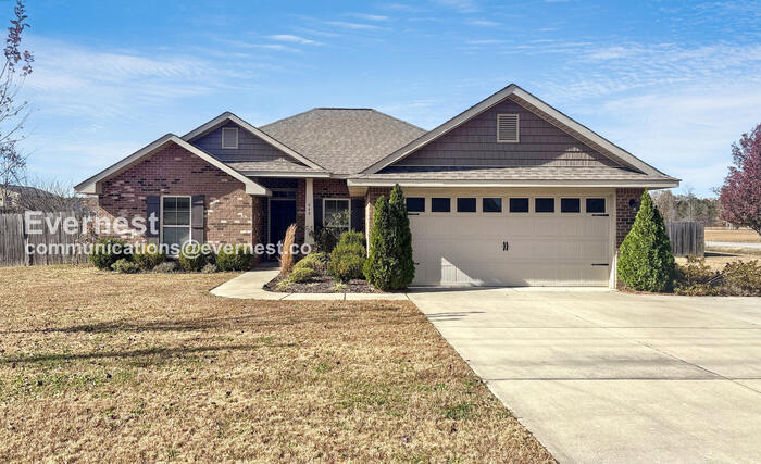 648 Piney Woods Rd in Owens Cross Roads, AL - Foto de edificio