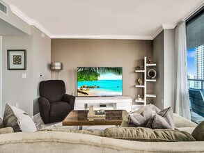 2602 E Hallandale Beach Blvd, Unit SI FL18-ID1379444P in Hallandale Beach, FL - Foto de edificio - Building Photo