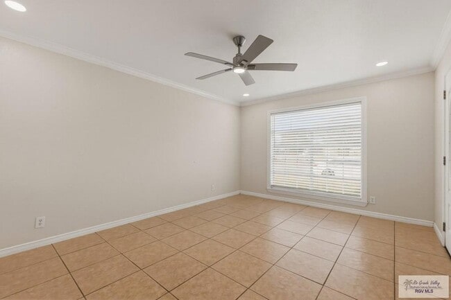 711 Cisneros St in Port Isabel, TX - Foto de edificio - Building Photo