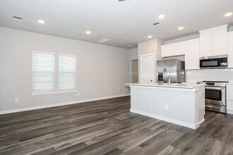 333 N Centro Cir in Shenandoah, TX - Building Photo - Building Photo