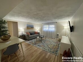 79 Chestnut St, Unit 1B in Brookline, MA - Foto de edificio - Building Photo