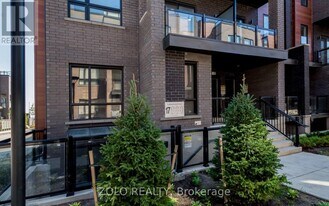 17 Lytham Grn Cir in Newmarket, ON - Building Photo