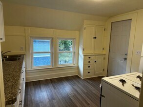 901 E Milwaukee St-Unit -903 - Upper in Janesville, WI - Building Photo - Building Photo