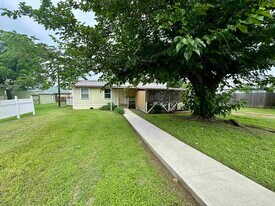 702 Pittsburgh Ave in Llano, TX - Building Photo