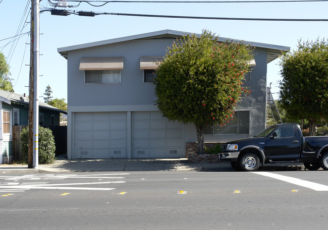 505 Pine St in Redwood City, CA - Foto de edificio - Building Photo