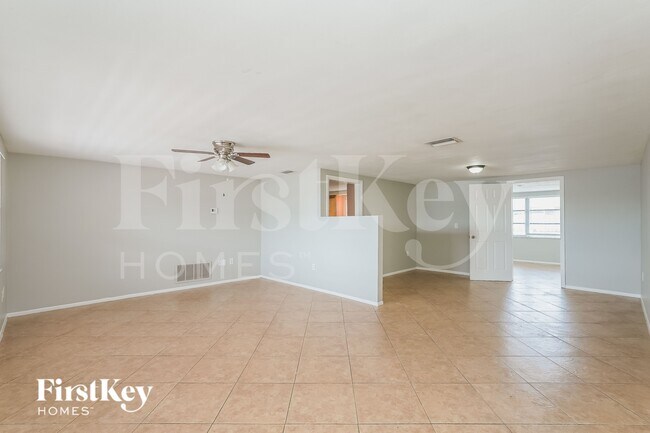 7915 Foxbloom Dr in Port Richey, FL - Building Photo - Building Photo