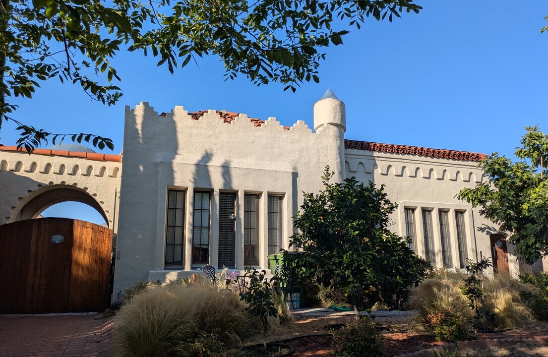 6267 Commodore Sloat Dr in Los Angeles, CA - Foto de edificio