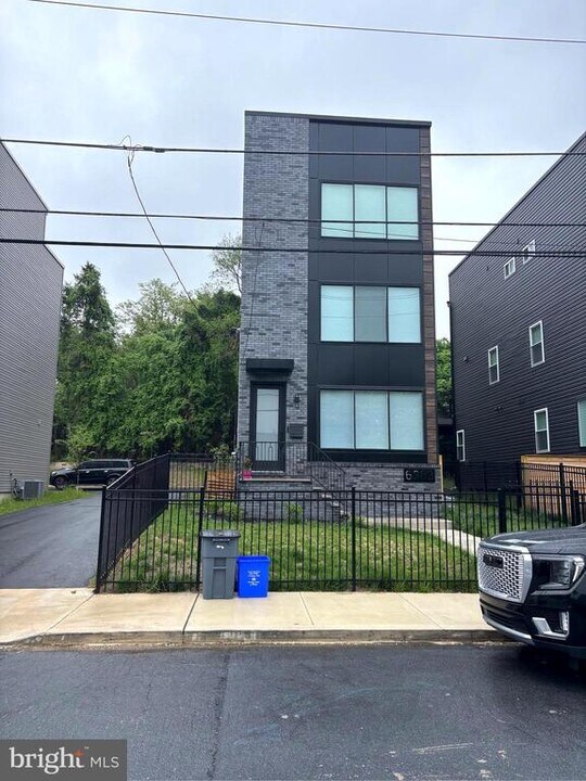 6983 Silverwood St in Philadelphia, PA - Building Photo