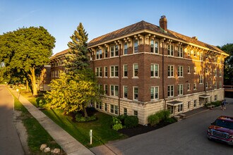 Twin Oaks Crossing in Akron, OH - Building Photo - Building Photo