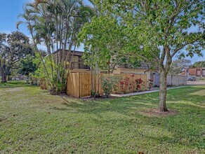 4095 Palm Bay Cir in West Palm Beach, FL - Foto de edificio - Building Photo