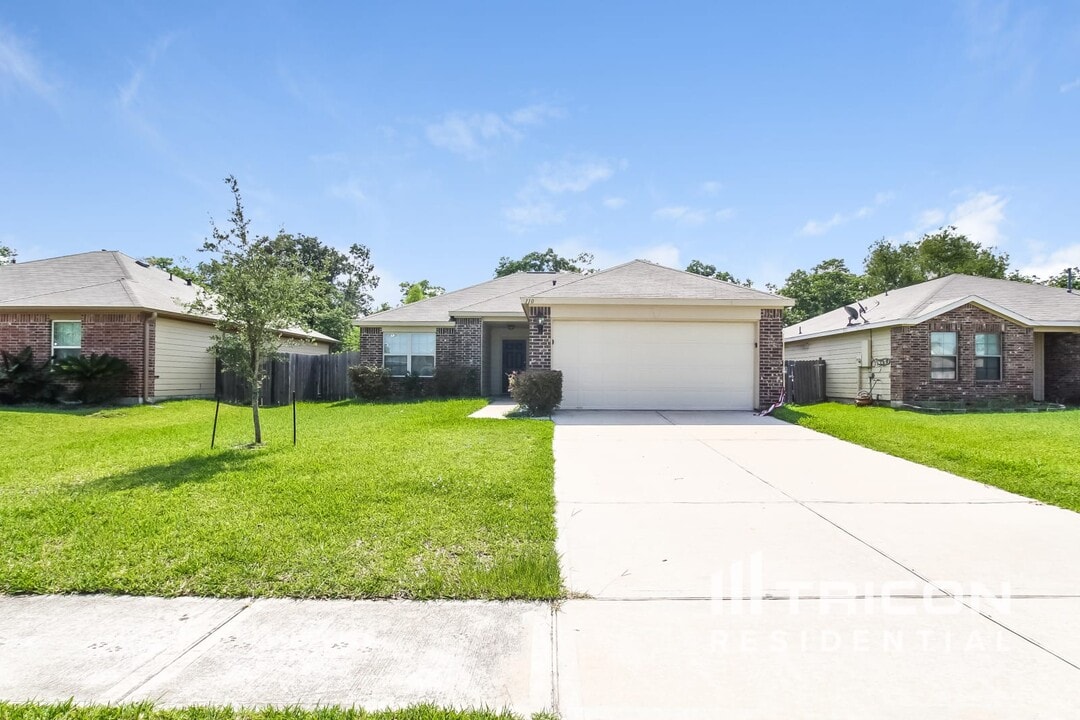 110 N Golden Oak Dr in Texas City, TX - Building Photo
