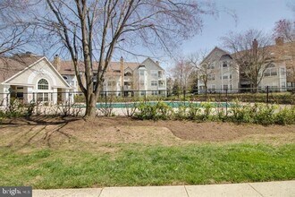 5608 Willoughby Newton Dr in Centreville, VA - Building Photo - Building Photo