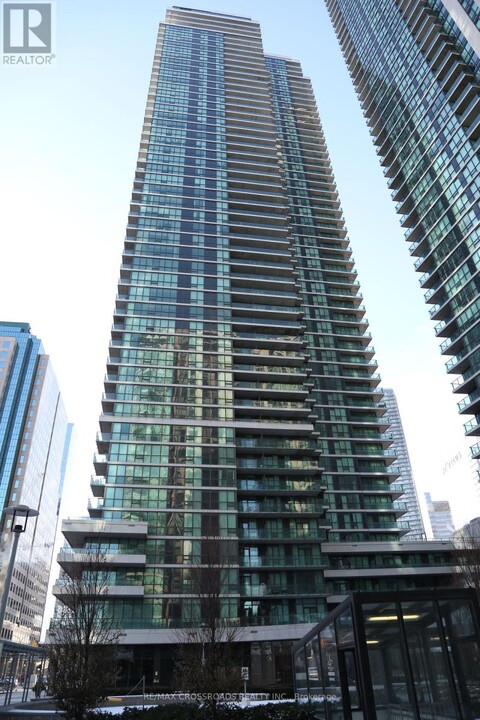 33-3233 Bay St. in Toronto, ON - Building Photo