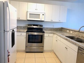 11001 NW 83rd St in Doral, FL - Building Photo - Building Photo