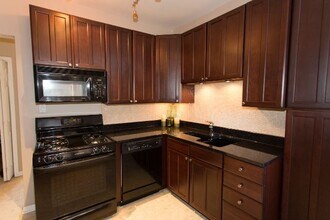 4312 N Clarendon Ave, Unit M03H in Chicago, IL - Building Photo - Building Photo