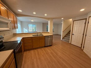 1827 147th Pl SW in Lynnwood, WA - Foto de edificio - Building Photo