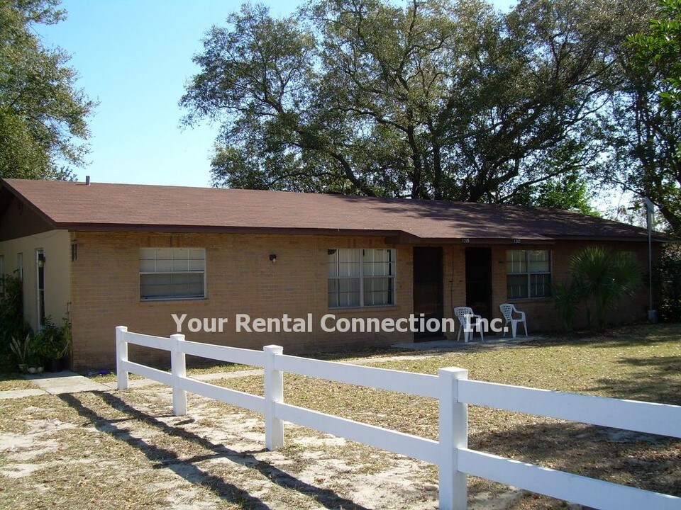 1207 Buddwood Rd in Lakeland, FL - Foto de edificio