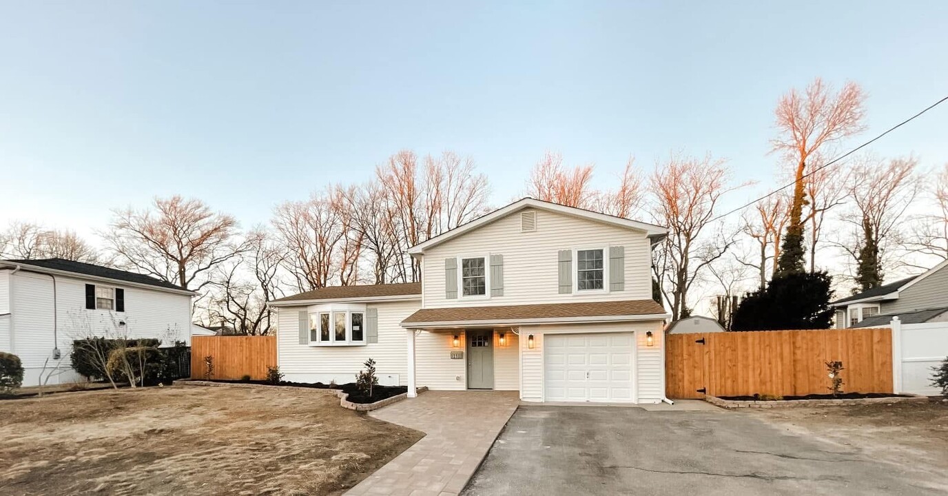 21 Aberdeen Terrace in Middletown, NJ - Building Photo