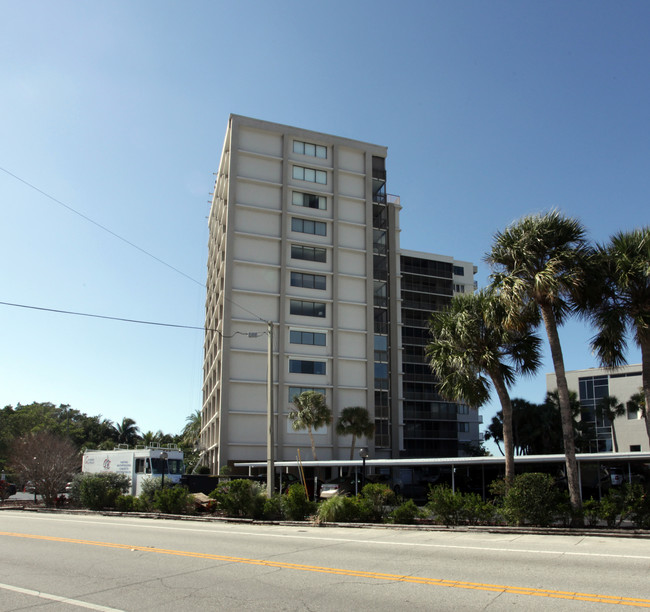 Siesta Towers in Sarasota, FL - Building Photo - Building Photo