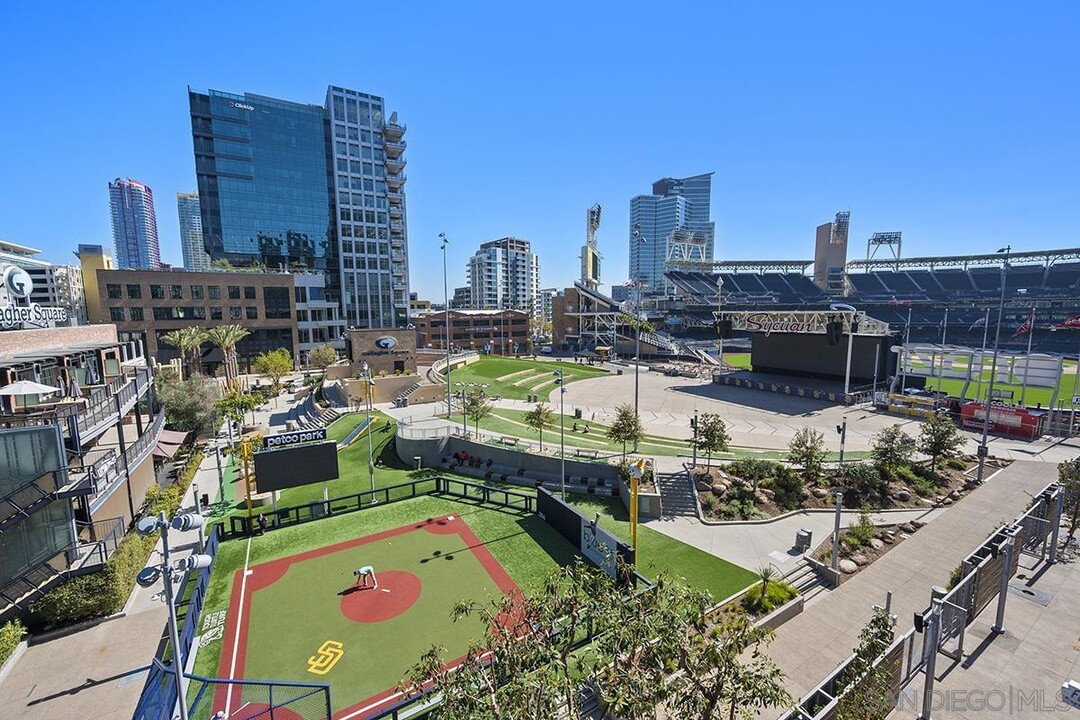 325 Seventh Ave in San Diego, CA - Building Photo