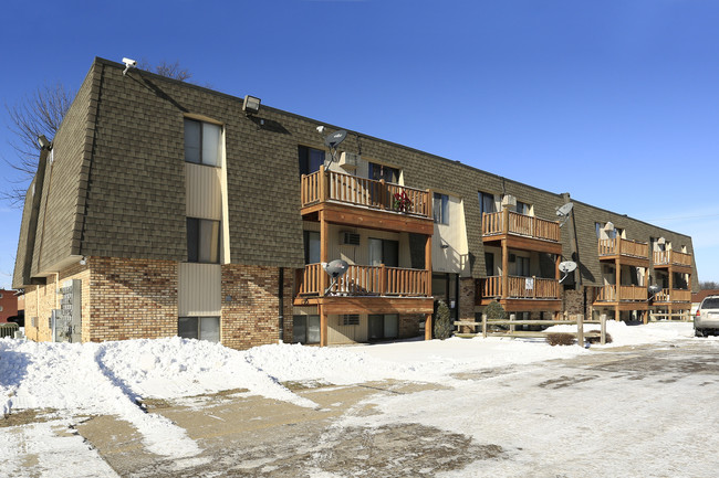 Meadow Oaks Apartments in Lorain, OH - Foto de edificio - Building Photo