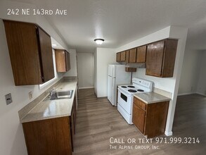 242 NE 143rd Ave in Portland, OR - Building Photo - Building Photo