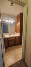 5913 Auburn Oaks Dr, Unit Apartment C in Bakersfield, CA - Building Photo - Building Photo