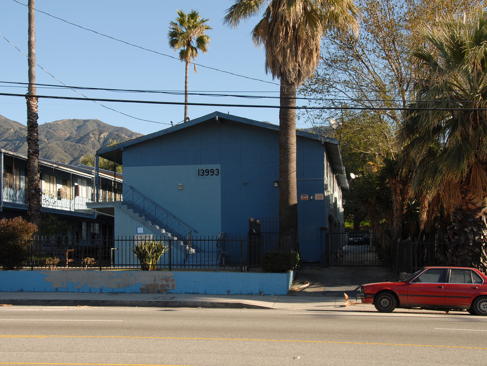 13993-14007 Foothill Blvd in Sylmar, CA - Building Photo