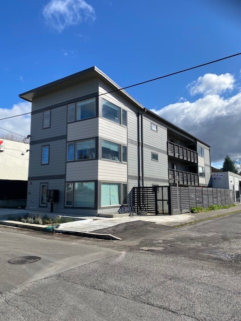 Steele Apartments in Portland, OR - Building Photo