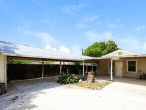 5322 S Zarzamora St in San Antonio, TX - Building Photo - Building Photo