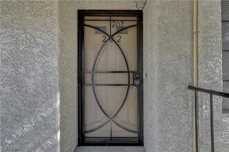 4730 Nara Vista Way in Las Vegas, NV - Building Photo - Building Photo