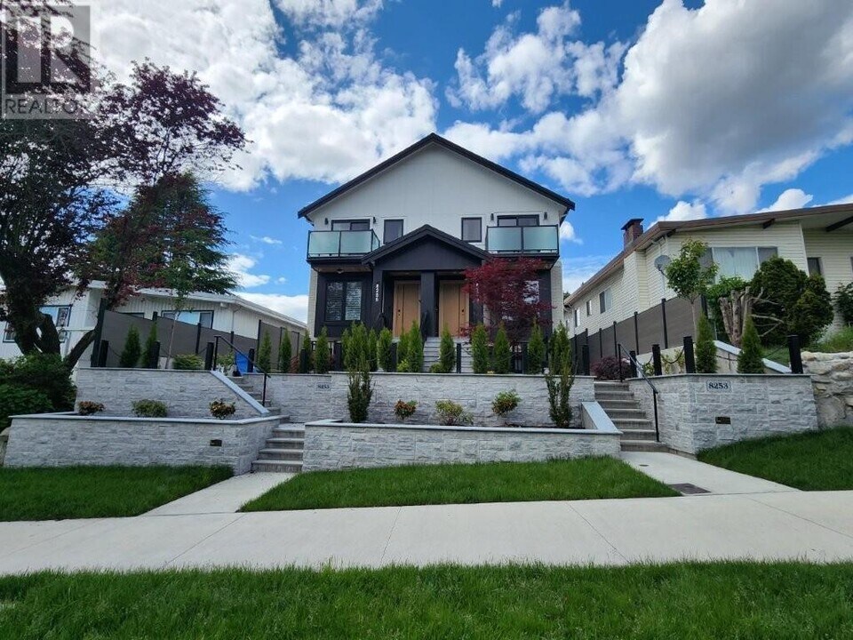 8255 Elliott St in Vancouver, BC - Building Photo