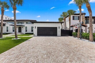 5129 W Neptune Way in Tampa, FL - Foto de edificio - Building Photo