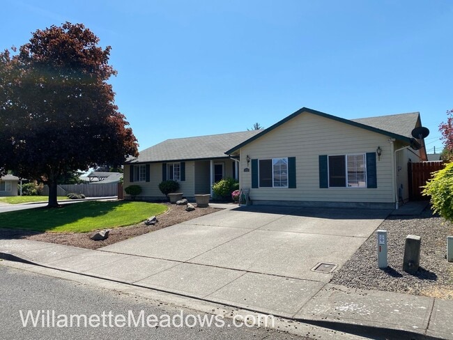850 N 10th Pl in Aumsville, OR - Building Photo - Building Photo