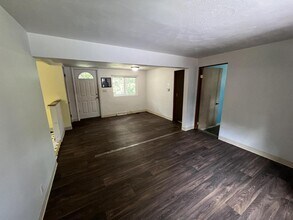 319 1/2 1st St in Leechburg, PA - Building Photo - Building Photo