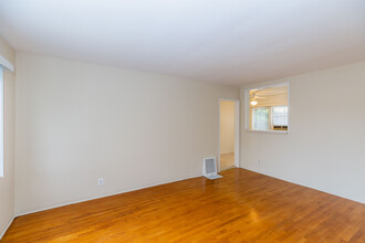 4533 Kester Ave in Sherman Oaks, CA - Building Photo - Interior Photo