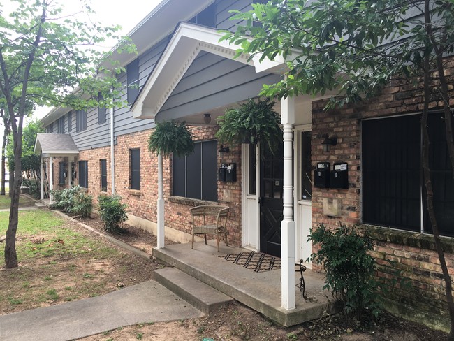 Palmwood Place Apartments in Denton, TX - Foto de edificio - Building Photo