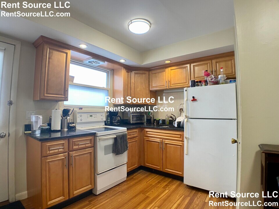 118 Windsor Rd, Unit 4 in Medford, MA - Building Photo