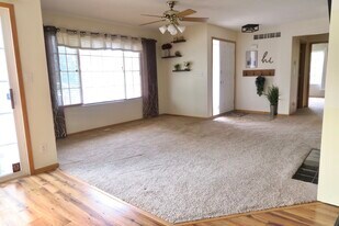 9817 Suncrest Ln in Johnston, IA - Building Photo