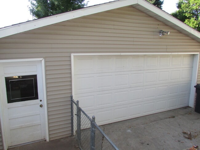 property at 3937 Lakeview Dr