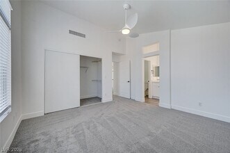 242 Farlin Cir in Henderson, NV - Foto de edificio - Building Photo