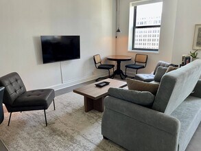 758 N Broadway in Milwaukee, WI - Foto de edificio - Building Photo