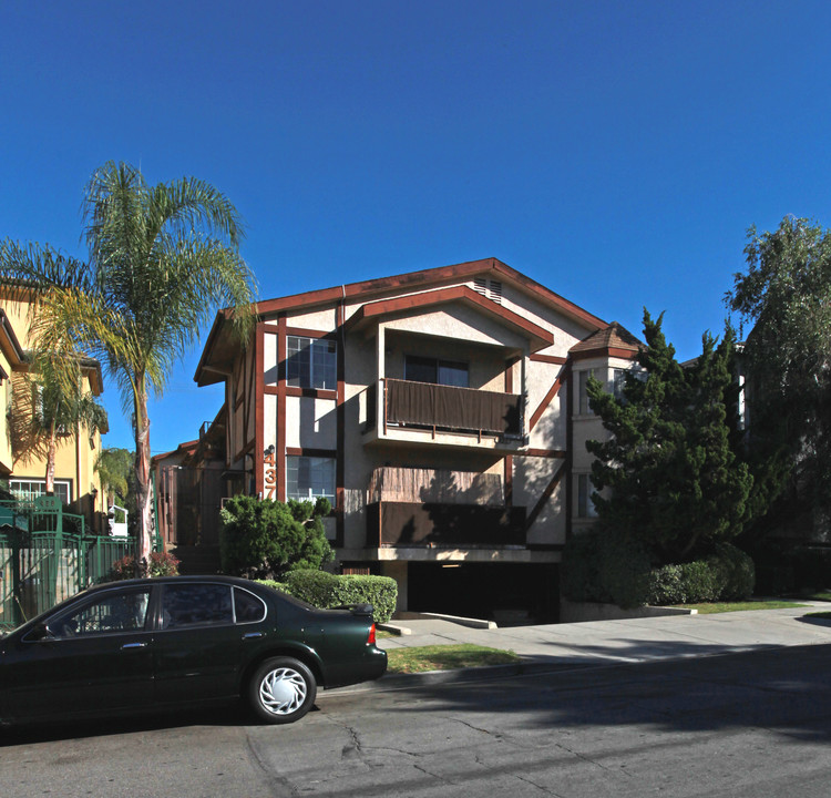 437 E Tujunga Ave in Burbank, CA - Building Photo