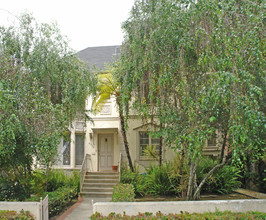 451 N Oakhurst Dr in Beverly Hills, CA - Building Photo - Building Photo