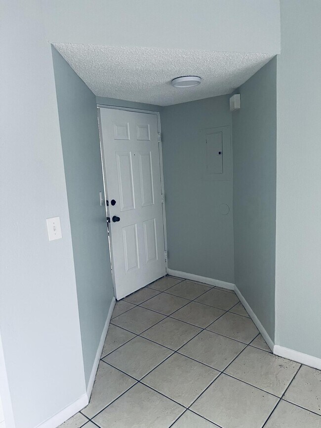 1564 SE Royal Green Cir in Port St. Lucie, FL - Building Photo - Building Photo