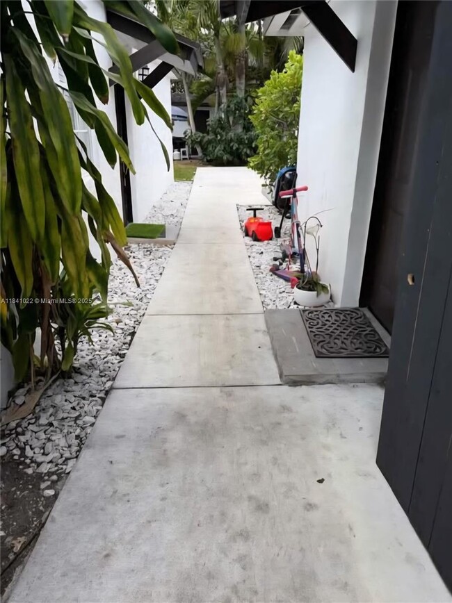 4901 SW 98th Avenue Rd in Miami, FL - Building Photo - Building Photo